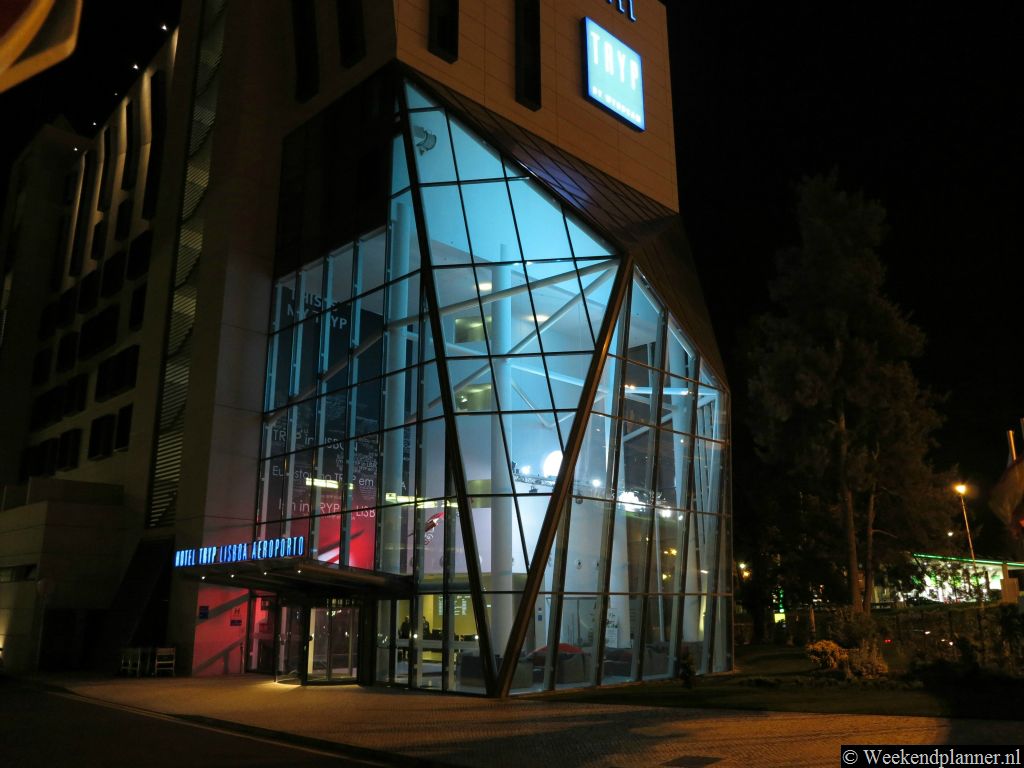 Het hotel Tryp Lisboa Aeroporto ligt tegenover het vliegveld. Je kunt dus naar het vliegveld lopen. Het is een erg goed hotel en helemaal niet duur.Tip: Reserveer een kamer in dit hotel.